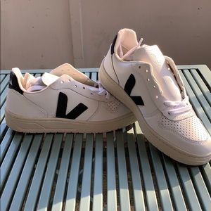 Brand new Women’s Veja V-10 sneakers